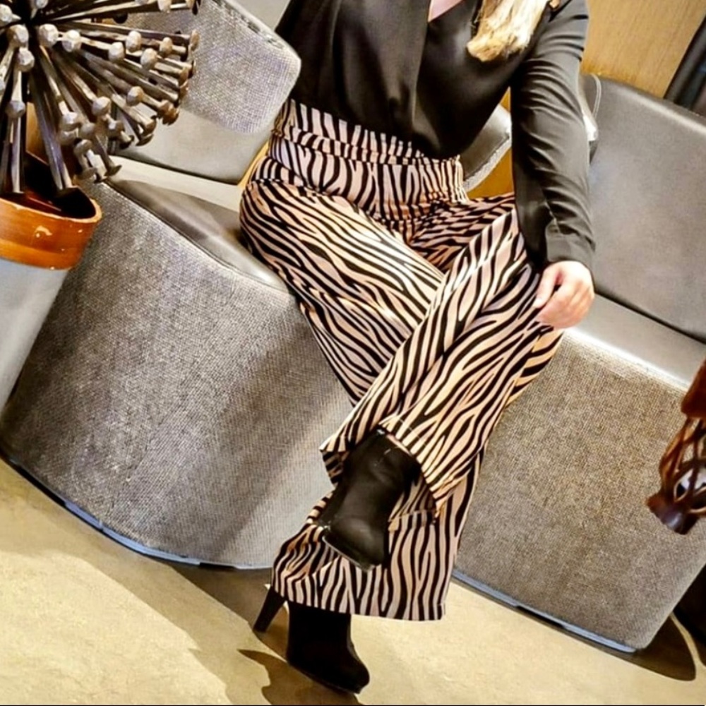 ❤️Satin Animal wide leg Pants - Picture 3 of 7